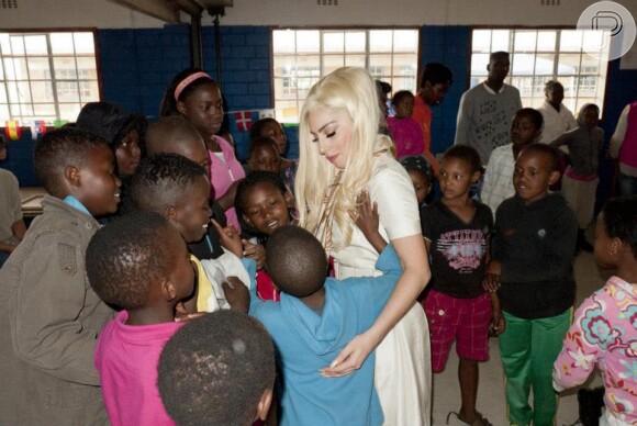 Lady Gaga visita projeto social em Joanesburgo, na África do Sul, em foto publicada nesta segunda-feira, 3 de dezembro de 2012