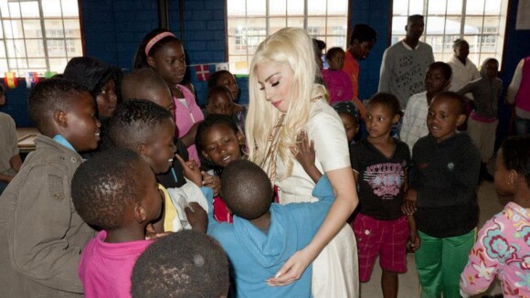 Lady Gaga visita projeto social em Joanesburgo, na África do Sul