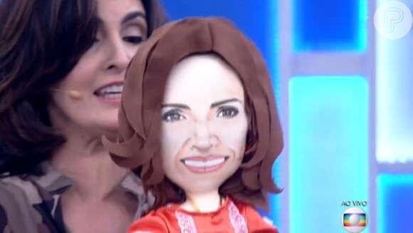 Fátima Bernardes vibra ao ganhar boneca de fã e destaca detalhe nos cabelos: 'Ondulado igual ao meu'