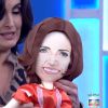 Fátima Bernardes ganha boneca de fã: 'Ficou ótima'