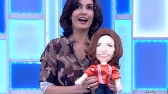 Fátima Bernardes ganha boneca dela mesma de presente de fã: 'Olha, que fofo'
