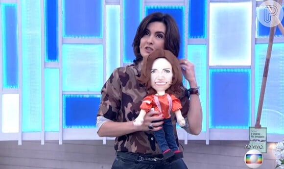 Fátima Bernardes destaca cabelos de boneca que ganhou de fã: