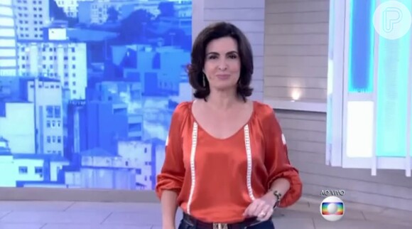 Fátima Bernardes ganha boneca, réplica dela mesma no 'Encontro' e compara: 'É a roupa que usei na quinta-feira (14 de maio de 2015)'