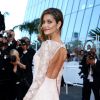 O decote nas costas foi o destaque do vestido comportado usado pela modelo Ana Beatriz Barros no Festival de Cannes