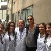 Ivete Sangalo visita o cantor Netinho no Hospital Sírio-Libanês e posa com a equipe médica, em 29 de maio de 2013