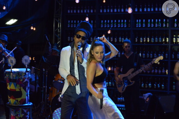 Claudia Leitte já cantou com Carlinhos Brwon no 'The Voice Brasil'. Ao contrário da cantora, a Globo quer manter músico na quarta temporada do reality show, que começa em setembro de 2015