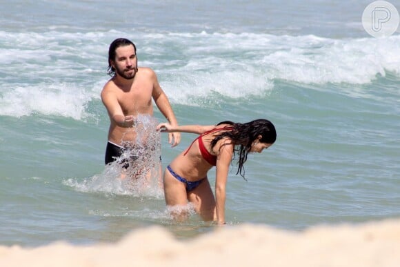No domingo (10), Guilherme e Claudia foram flagrados em clima de romance se divertindo no mar de Ipanema