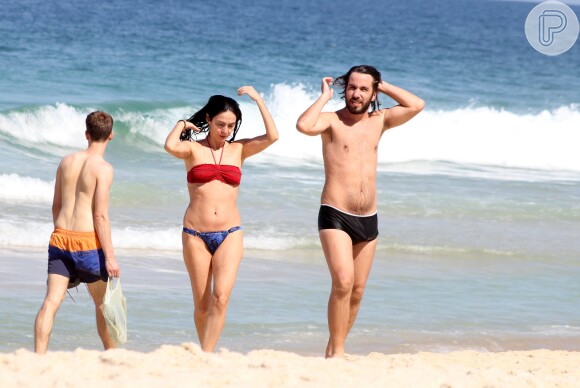 Claudia e Guilherme são fotografados deixando o mar de Ipanema depois de mergulharem juntos