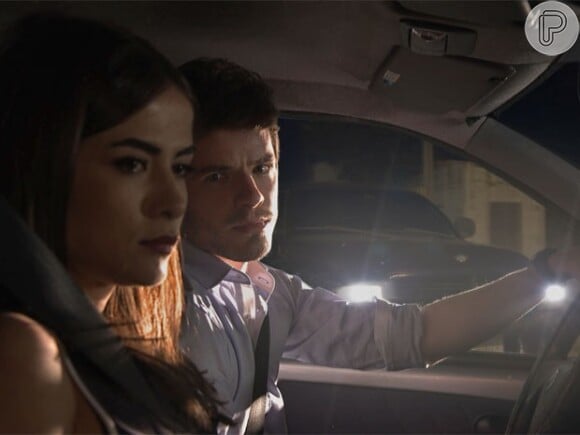 Benjamin (Maurício Destri) leva Margot (Maria Casadevall) de carro para o hotel onde ela está hospedada e os dois sofrem um acidente, na novela 'I Love Paraisópolis'