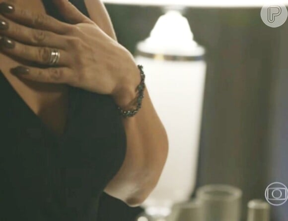 Wilma (Cristina Galvão) se lembra de ter visto a pulseira que é uma das provas do assassinato de Cristóvão (Val Perré) no pulso de Beatriz (Gloria Pires), na novela 'Babilônia'