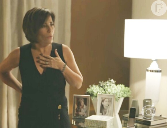 Há dez anos, após o crime, Beatriz (Gloria Pires) chegou em casa usando a pulseira que Cristóvão (Val Perré) carregava quando ela o matou, na novela 'Babilônia'