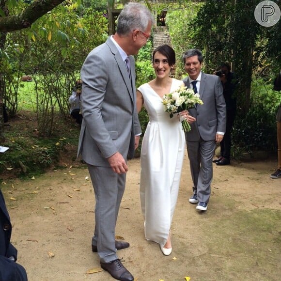 Pedro Bial se casou com a jornalista e apresentadora Maria Prata na tarde deste sábado, 21 de maio de 2015, na Pousada Alcobaça, da avó da noiva, localizada em Petrópolis, na Região Serrana do Rio de Janeiro