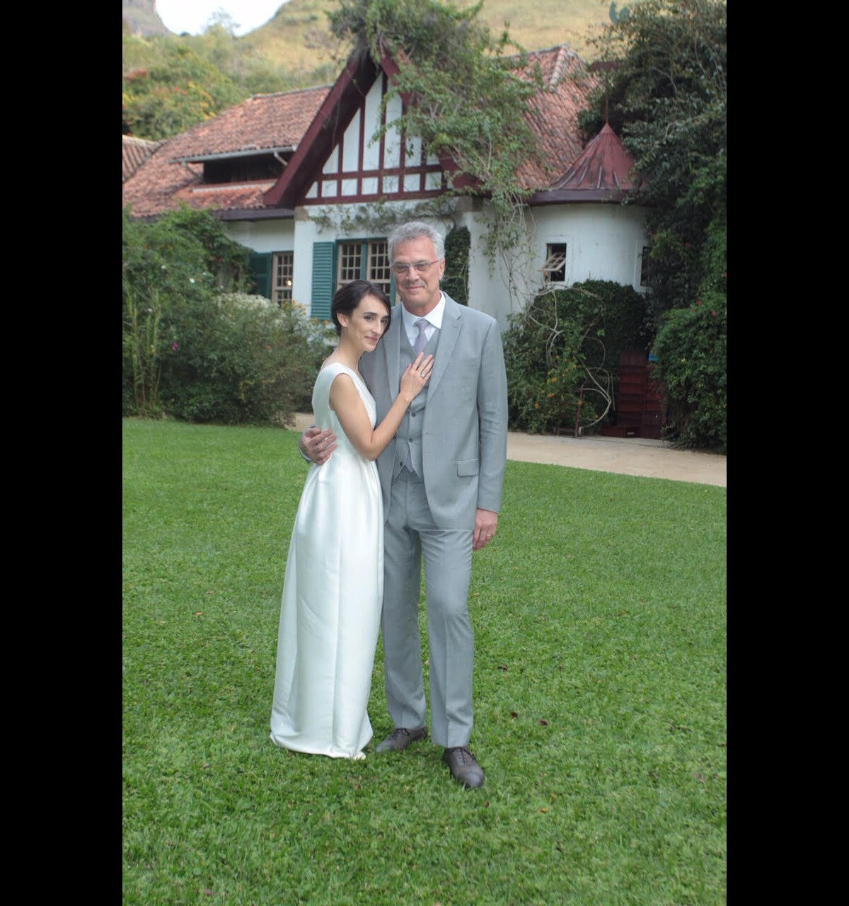 Foto Pedro Bial e Maria Prata posaram juntos após a cerimônia Purepeople Foto Pedro Bial e Maria Prata posaram juntos após a cerimônia Purepeople