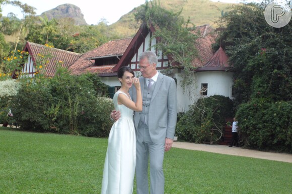 Pedro Bial se casou com a jornalista e apresentadora Maria Prata na tarde deste sábado, 21 de maio de 2015, na Pousada Alcobaça, da avó da noiva, localizada em Petrópolis, na Região Serrana do Rio de Janeiro