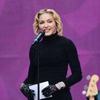 Madonna aparece com rosto inchado em Londres e desagrada fãs: 'Está estranho'