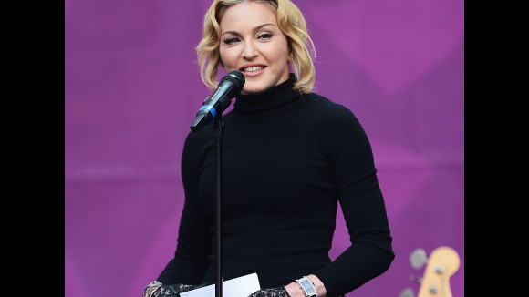 Madonna aparece com rosto inchado em Londres e desagrada fãs: 'Está estranho'