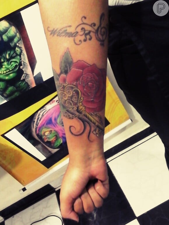 Depois de tatuar uma rosa no braço direito, Ludmilla se prepara para fazer um novo desenho que será criado pelo tatuador Gustavo Tattoo