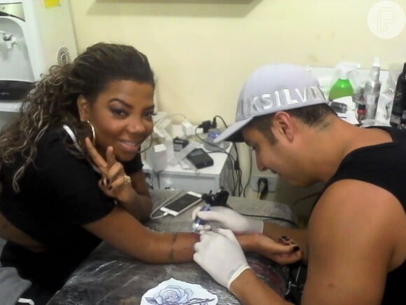 A cantora Ludmilla fez uma nova tatuagem no braço direito com Gustavo Tattoo