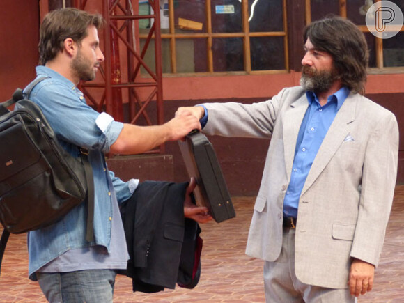 Cassiano (Henri Castelli) propõe um acordo a Dom Rafael (Cesar Troncoso) para destruírem Alberto (Igor Ricki) em 'Flor do Caribe'