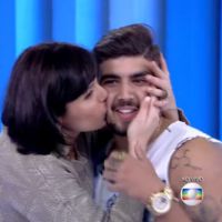 Monica Iozzi agarra e enche Caio Castro de beijos na TV: 'Estou envergonhado'