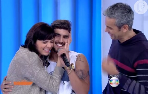 Monica Iozzi encheu Caio Castro de beijos e abraços durante o programa 'Vídeo Show' desta quinta-feira, 28 de maio de 2015