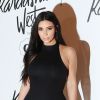 Kim Kardashian mostrou as curvas quando veio ao Brasil em maio de 2015 lançar sua coleção para a marca C&A. Empresa divulgou medidas da socialite: ela veste manequim 40 no bumbum, famoso pela forma avantajada