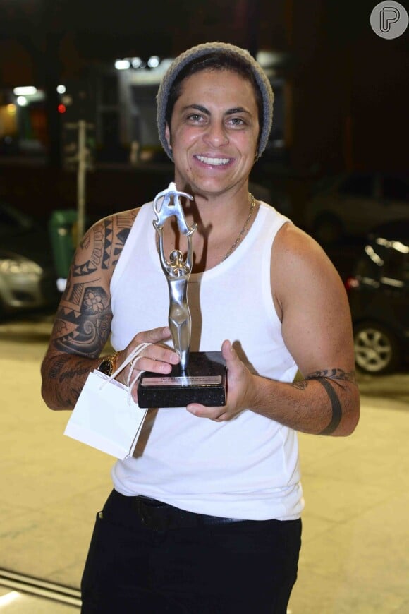 Thammy Miranda foi uma das premiadas com o Troféu Arrasa Bi, voltado para o público LGBT