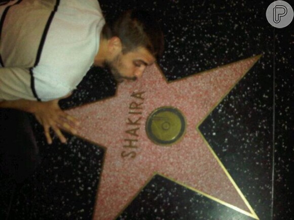 Gerard Piqué beija a estrela de Shakira na Calçada da Fama, em 4 de junho de 2013