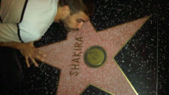 Gerard Piqué publica foto beijando estrela de Shakira na Calçada da Fama