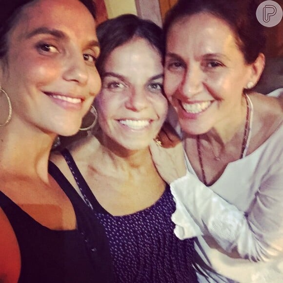 Flora Gil postou a foto ao lado da aniversariante, Ivete Sangalo, e da irmã da cantora, Cynthia Sangalo