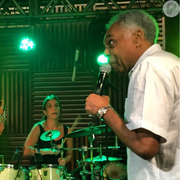 Ivete Sangalo toca bateria enquanto Gilberto Gil canta em sua festa de aniversário