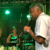 Ivete Sangalo tocou bateria no palco enquanto Gilberto Gil dava uma palinha