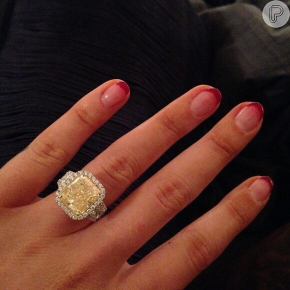 Iggy Azalea mostrou em seu Instagram detalhes da joia feita de ouro branco 18 quilates e um imenso diamante amarelo, avaliada em US$ 500 mil, aproximadamente R$ 1,5 milhão