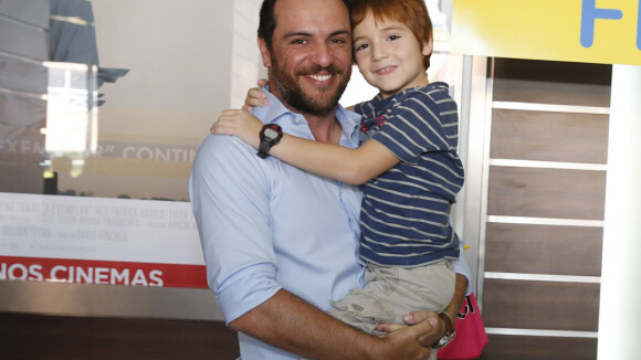 Rodrigo Lombardi chora de saudades do filho de 7 anos quando viaja: 'Ele cresce'