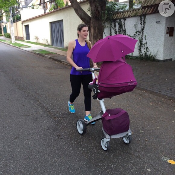 Mirella Santos faz caminhadas enquanto passeia com a filha, Valentina