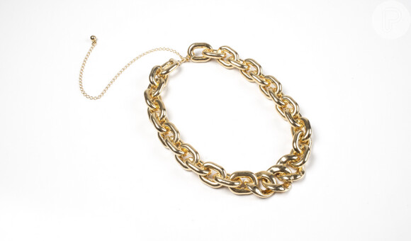 O colar banhado a ouro de Beatriz (Gloria Pires) está à venda no Bemglô por R$ 269,90