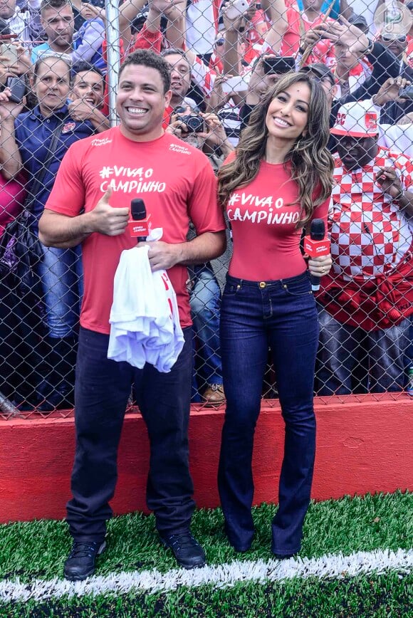 Sabrina Sato e Ronaldo estiveram na reinauguração de um campo de futebol na comunidade de Pirituba, São Paulo, que foi revitalizado através do projeto 'Viva o Campinho', da cervejaria Brahma
