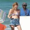 Isabelle Drummond gravou cenas da novela 'Sete Vidas' na manhã desta quinta-feira, 4 de junho de 2015, na praia da Barra da Tijuca, no Rio, e exibiu a boa forma de biquíni e shortinho jeans