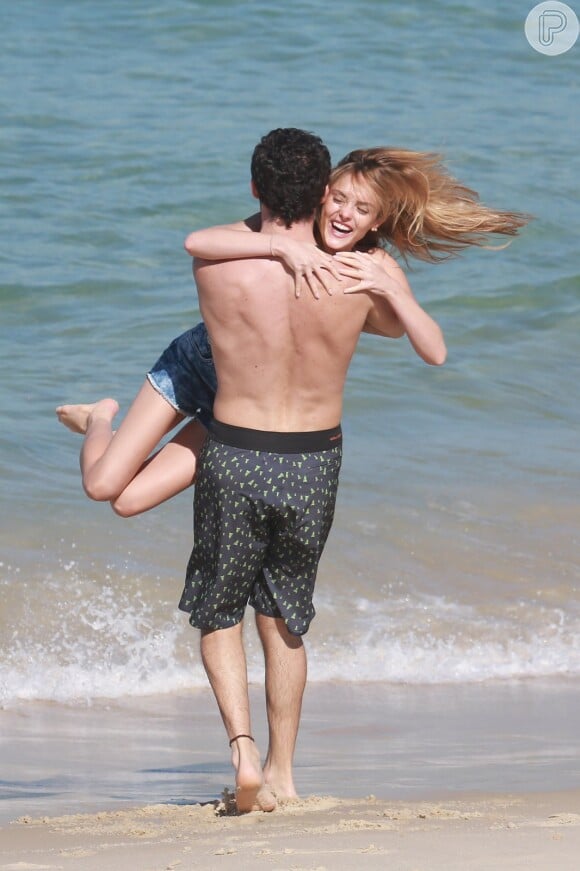 Isabelle Drummond e Michel Noher gravaram cenas românticas de Júlia e Felipe em 'Sete Vidas' na beira da praia da Barra da Tijuca, no Rio