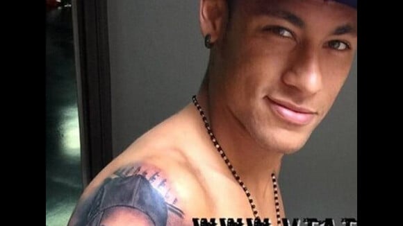 Neymar tatua o rosto da irmã, Rafaella Santos, no braço e recebe críticas