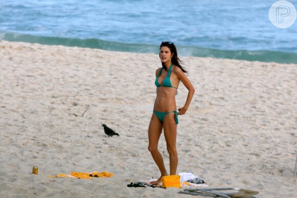 A top model internacional deu ajeitadinha em biquíni após curtir dia de sol em praia do Rio