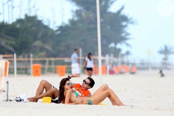 Só descanso! Após gravações para viver sua personagem Samia, Alessandra Ambrósio passa manhã na praia da Barra da Tijuca, Zona Oeste do Rio de Janeiro, e aproveitou para descansar e beber uma cerveja acompanhada do cineasta Raul Gutierrez