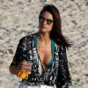 Alessandra Ambrósio passou a sexta-feira, 5 de junho de 2015 curtindo o dia de sol na praia da Barra da Tijuca, Zona Oeste do Rio de Janeiro, e aproveitou para reforçar o bronzeado e beber um cervejinha