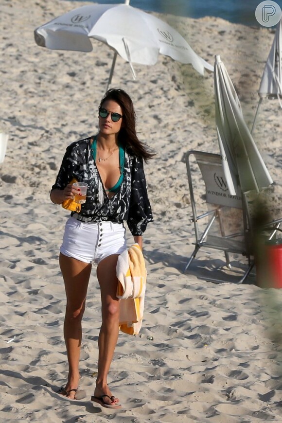 Alessandra Ambrósio passou a sexta-feira, 5 de junho de 2015 curtindo o dia de sol na praia da Barra da Tijuca, Zona Oeste do Rio de Janeiro, e aproveitou para reforçar o bronzeado e beber um cervejinha