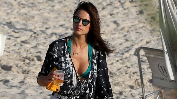 Alessandra Ambrósio bebe cerveja com amigo em tarde de praia no Rio
