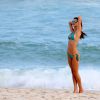Alessandra Ambrosio curte tarde de praia na companhia do amigo Raul Gutierrez e exibe boa forma de biquíni ao posar para fotos