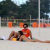 Alessandra Ambrosio curte tarde de praia na companhia do amigo Raul Gutierrez e exibe boa forma de biquíni ao posar para fotos