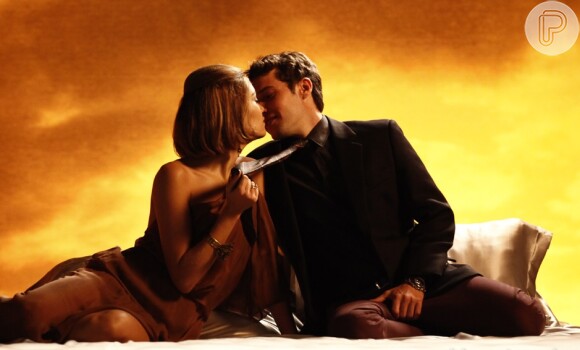 Amora (Sophie Charlotte) e Maurício (Jayme Matarazzo) são clicados em clima sensual para campanha publicitária, em 'Sangue Bom'