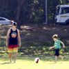 Thiago Rodrigues e Cristiane Dias se divertiram durante passeio com o filho, Gabriel, de 6 anos, em São Conrado, Zona Sul do Rio, na tarde deste sábado, 6 de junho de 2015