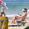 Luana Piovani vai à praia do Leblon com o filho Dom neste domingo, 7 de junho de 2015